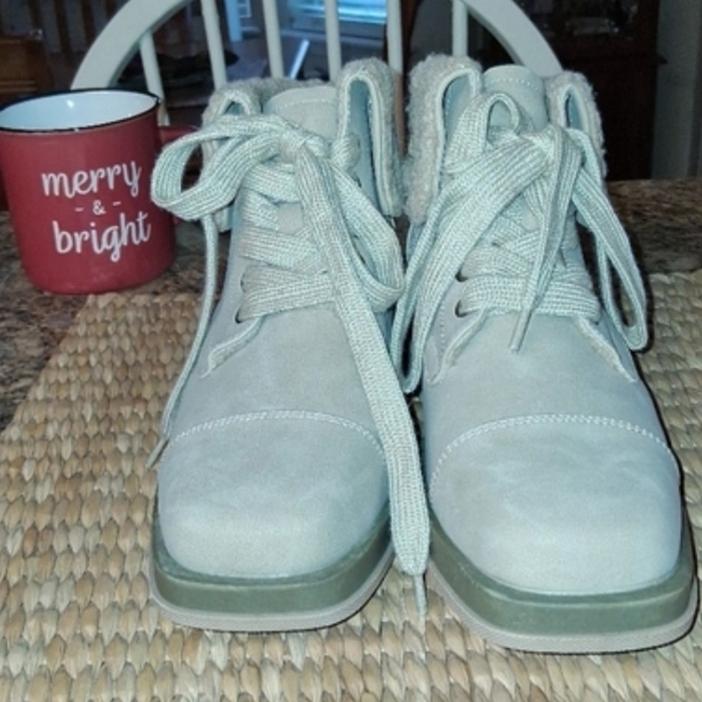 Arromic Women's Beige/Tan Suede Booties Size 8